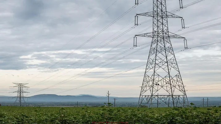 Une ligne à haute tension alimente les zones rurales en électricité