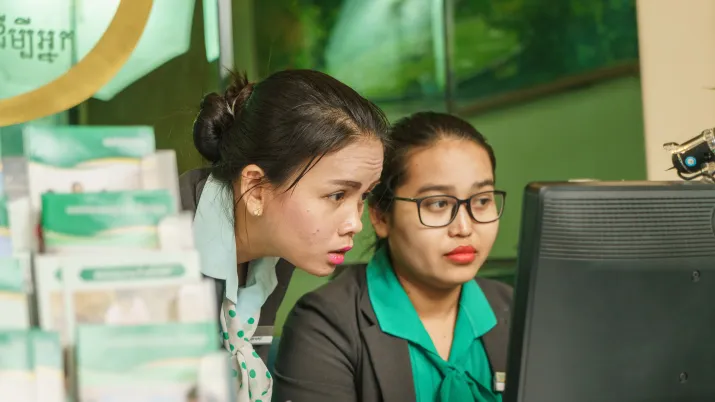 Deux femmes regardant un écran d'ordinateur