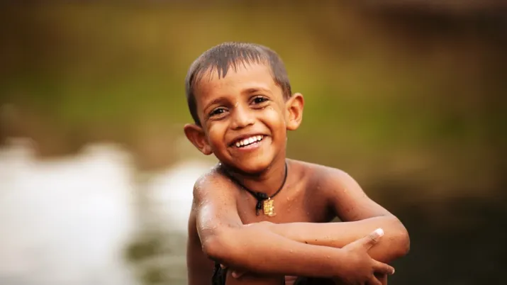 Un enfant souraint dans une rivière