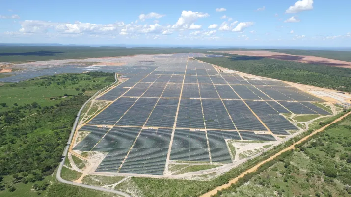 Vue aérienne de la centrale solaire Ituverava au Brésil