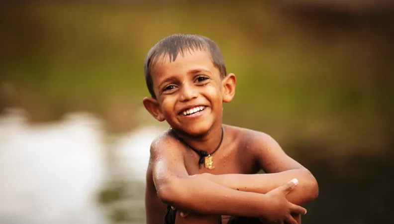 Un enfant souraint dans une rivière