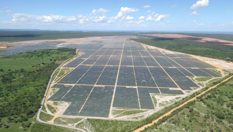 Vue aérienne de la centrale solaire Ituverava au Brésil
