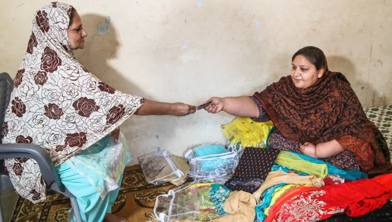 Pakistan KashF - microfinance - femme et sa cliente