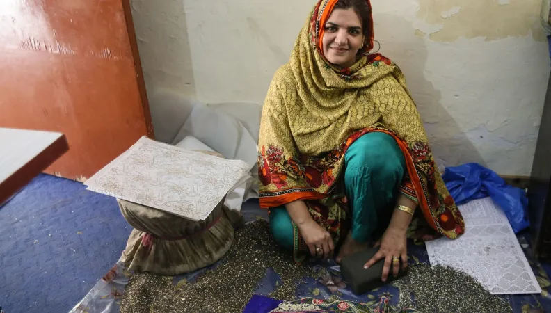 femme, pakistan, microfinance