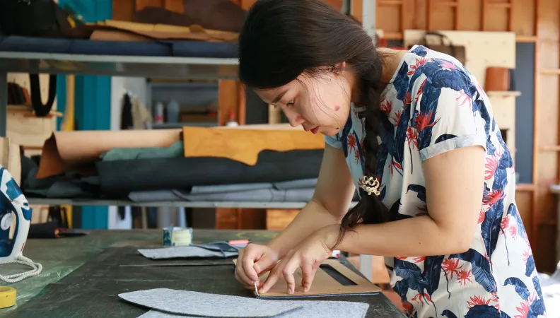 une femme travaillant du cuir au Kazakhstan