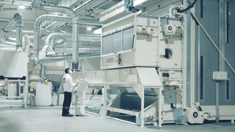 Face au besoin impérieux d’atténuer les effets du changement climatique et la pression croissante sur les ressources naturelles, l’industrie textile doit se réinventer. Une urgence absolue à l’heure de la mode jetable, dans un secteur responsable d’environ 10 % des émissions mondiales de CO₂, où seulement 1 % des 100 millions de tonnes de déchets textiles sont recyclés à l’échelle de la planète.